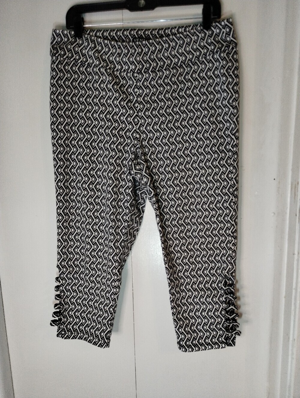 VENUS Black and White Geometric Capri Leggings for Women's
